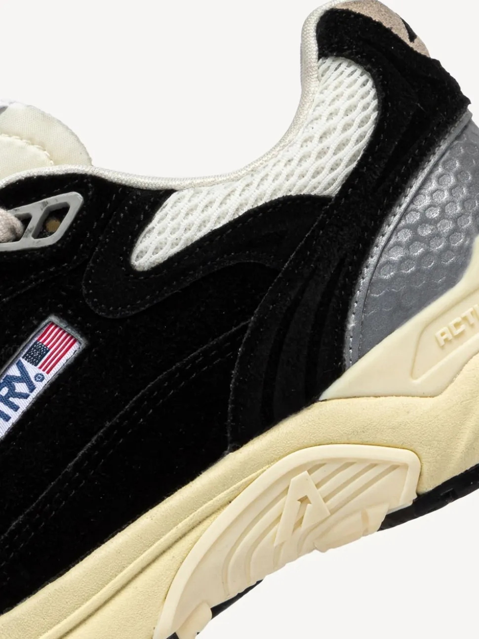 AUTRY Black Hyperway Low Top Trainers