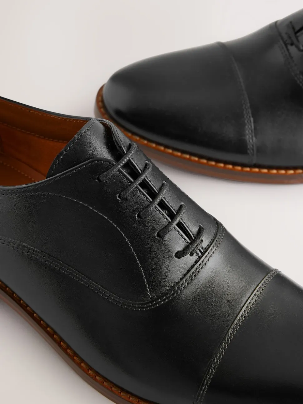 Black Contrast Sole Leather Oxford Toecap Shoes