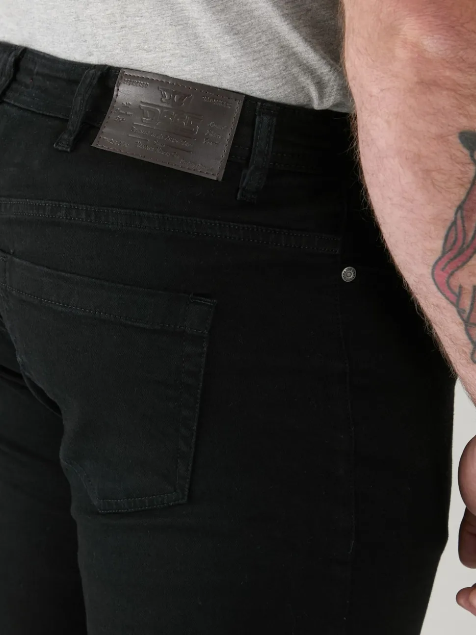 D555 Black chrome CEDRIC Tapered Fit Stretch Jeans